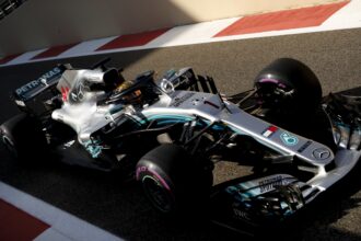 Mercedes W09 у різдвяному стилі!