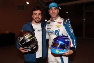 Troca de carro de Jimmy Johnson e Fernando Alonso