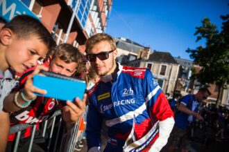 Olhos de Sirotkin Le Mans vencem