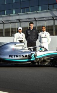 Hamilton & Bottas visitam o Petronas RTC em Turim