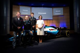(зліва направо): Джонатан Кендрік (GBR), голова ROK Group; Роберт Кубіца (POL) Williams Racing; Джордж Рассел (GBR) Williams Racing; Клер Вільямс (Велика Британія) Заступник керівника команди Williams Racing. Оголошення лівреї Williams Racing. Понеділок, 11 лютого 2019 р. Штаб-квартира Williams Racing, Гроув, Англія