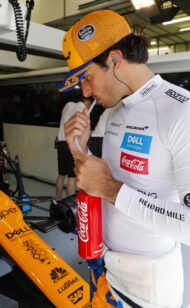 Сайнс призывает Renault повысить надежность
