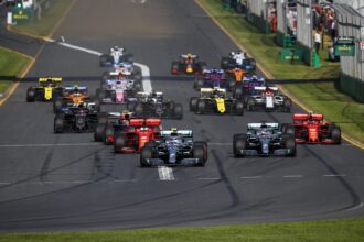 Alle Autos fahren in die 1st-Ecke des Albert Park Circuit (2019 Australia)