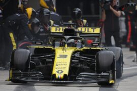 Daniel Ricciardo (AUS) Renault F1 Team RS19 makes a pit stop. Chinese Grand Prix, Sunday 14th April 2019.
