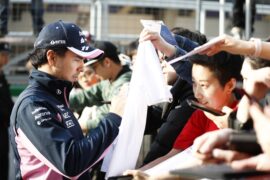 Sergio Perez, Racing Point, signs autographs for fans Chinese GP F1/2019