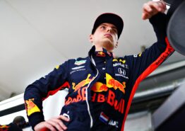 Max Verstappen de Holanda y Red Bull Racing se prepara para conducir en el garaje durante la práctica del Gran Premio F1 de Francia en el Circuito Paul Ricard en junio 21, 2019 en Le Castellet, Francia.