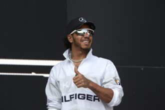 Hamilton uderza w krytyczny Rosberg