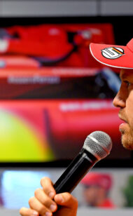 Vettel meremehkan makna ledakan 'V12'