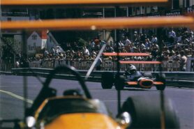 John Surtees conduciendo el BRM durante el 1969 Monaco F1 GP