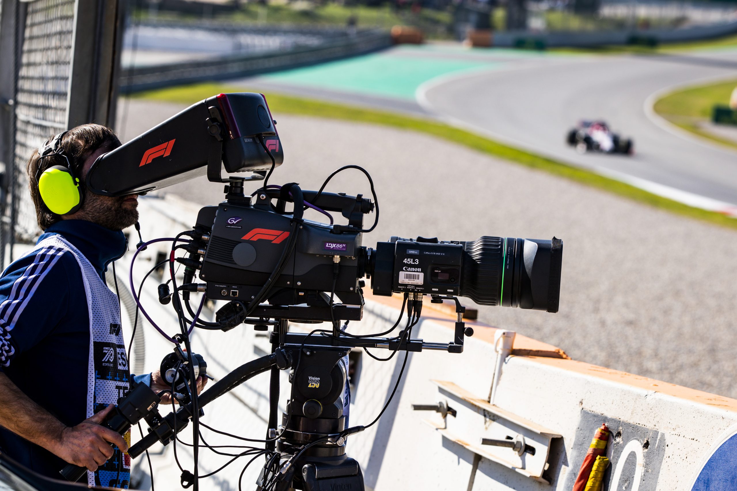 How can I watch F1 easy and without irritation at home?