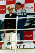 Rennsieger Damon Hill (GBR) Williams wurde von HRH Diana, Prinzessin von Wales, auf das Podium gesetzt. Britischer Grand Prix, Silverstone, 10. Juli 1994.