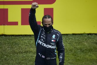 Lewis Hamilton na podium po zwycięstwie w Styrian GP