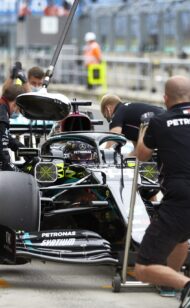 F1 梅赛德斯车队工作人员解释车轮枪