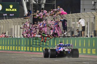 Sergio Perez, Racing Point RP20, überquert die Ziellinie und holt sich den Rennsieg