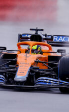A bordo de Norris dirigindo o novo McLaren MCL35M em Silverstone