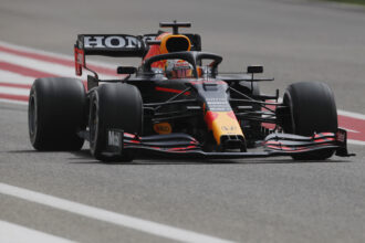 Verstappen RB16B a bordo no circuito internacional do Bahrain