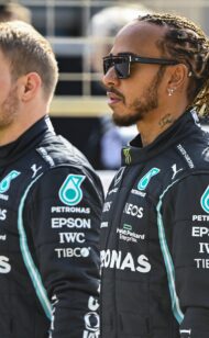 Hamilton & Bottas Schauen Sie sich zuerst das 2021 Team Kit an