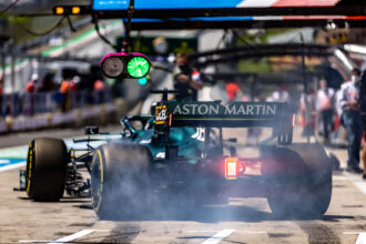 Lance Stroll, Aston Martin AMR21, leuchtet seine Hinterteile in der Boxengasse