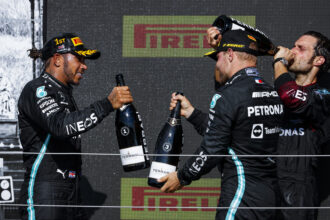 El jefe del equipo Mercedes dice que entiende la emoción del padre de Verstappen