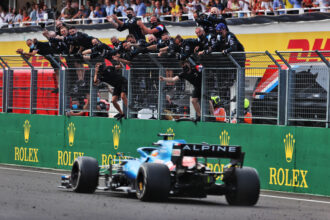 에스테반 오콘이 2021년 헝가리 월드컵에서 우승했습니다. F1 GP 알파인 A521에서