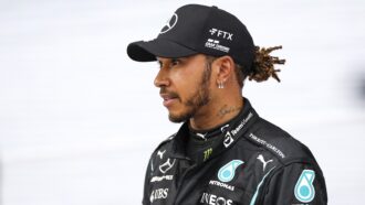 Ο Lewis Hamilton συναντά τον παλαιότερο θαυμαστή του!