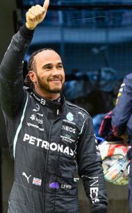 Hamilton ontkent woedend te zijn op team over late pitstop