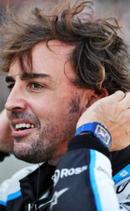 Alonso pensa che l'attuale tripla sfida sia "al limite" per F1 le squadre