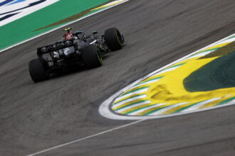 Red Bull equipe suspeita da asa traseira flexível da Mercedes agora?
