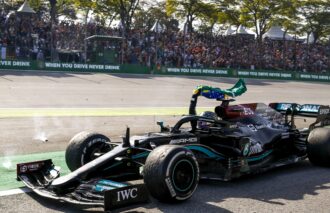 Hamilton multou € 5k por soltar os cintos de segurança no colo
