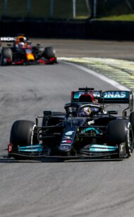Red Bull ослепленный Мерседесом невероятная скорость по прямой