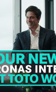 Toto Wolff incontra i suoi nuovi stagisti in fabbrica