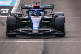 F1 auto che percorre la pit lane alla velocità consentita