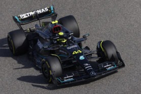 どのように行います F1 チームが車のアップグレードを設計、製造、レースする？