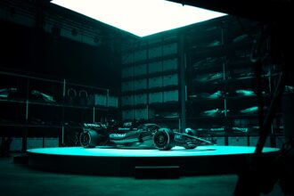 2023 F1 Mercedes W14 dengan Scarbs oleh Peter Windsor