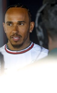 Hamilton weigert sich, sich mit dem abgesetzten F1 Rennleiter Masi, auf den Sieg fokussiert