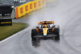 Max Verstappen führte die Zeitenliste in einem nassen letzten Training in Montreal souverän an Red Bull Der Fahrer bestimmte das Tempo vor Charles Leclerc und Fernando Alonso in Vorbereitung auf das spätere Qualifying. Nach einem überwiegend trockenen Lauftag am Freitag wurden die Fahrer mit einer nassen Strecke begrüßt, da in der Gegend weiterhin starker Regen fiel. Dies bedeutete, dass sich die Teams zu Beginn der Session dafür entschieden, ihre Autos mit extremen Regenreifen auszustatten. TRAININGSBERICHT: Was wir aus dem gestörten Rennen am Freitag in Kanada gelernt haben Nach 10 Minuten Fahrt begannen die Fahrer jedoch, auf die Intermediates umzusteigen, während die Teams den Übergangspunkt für die Reifen unter den Bedingungen untersuchten, denen sie voraussichtlich ausgesetzt sein werden Qualifizierung später. Als die Zeiten auf den Intermediates zu strömen begannen, waren es Verstappen und die Ferraris, die die schnellsten Runden tauschten, wobei der niederländische Fahrer schließlich mit einer Zeit von 1:24.480 Minuten mit mehr als zweieinhalb Zehnteln Vorsprung vor Carlos Sainz am schnellsten war. FORMEL 1 PIRELLI GRAND PRIX DU CANADA 2023 Training 3 Ergebnisse POSITION ZEIT 1 Max VERSTAPPEN Red Bull Racing 1:23.106 2 Charles LECLERC Ferrari +0.291 Sek. 3 Fernando ALONSO Aston Martin +1.377 Sek. 4 Kevin MAGNUSSEN Haas F1 Team +1.609 Sek. 5 Carlos SAINZ Ferrari +1.659 Sek. VOLLSTÄNDIGE ERGEBNISSE ANZEIGEN Aber es gab bald schlechte Nachrichten für Sainz, der drehte sich in Kurve 1 in die Leitplanke, beschädigte sowohl die Vorder- als auch die Rückseite des SF23 schwer und brachte die roten Flaggen zum Vorschein. Damit hinterließ er seinen Mechanikern vor dem Qualifying eine umfangreiche Reparaturarbeit. Als die Sitzung wieder aufgenommen wurde, sorgte Verstappen weiterhin für Glanz in der Zeitenliste und erzielte auf den Zwischenstopps die schnellste Zeit von 1:23.106 Sekunden, sodass er mit 0.291 Sekunden Vorsprung vor Leclerc auf dem zweiten Platz lag. ZEITPLAN: Die 50-jährige Geschichte der Safety-Car-Entwicklung in der Formel 1 Alonso war der drittschnellste, obwohl der Aston-Martin-Fahrer mehr als eine Sekunde hinter Verstappen zurückblieb, aber er lag vor dem beeindruckenden Haas von Kevin Magnussen auf dem vierten Platz, während Sainz vor ihm lag Die Zeit war immer noch gut genug, um ihn unter die ersten fünf zu bringen. Pierre Gasly war für Alpine Sechstschnellster vor dem Heimfavoriten Lance Stroll und der AlphaTauri von Yuki Tsunoda – der zweimal einer Kollision mit Hindernissen entging, nachdem er sich während der Session auf der Strecke drehte. Auch Valtteri Bottas, der auf dem neunten Platz landete, zeigte unglaubliches Multitasking, als er sich während der Fahrt im Regen an seinem beschädigten Außenspiegel festhielt. MONTREAL, QUEBEC – 17. JUNI: Lewis Hamilton aus Großbritannien fuhr den (44) Mercedes AMG Petronas. Hamilton und Mercedes hatten bei Nässe Probleme, ihre Reifen auf Temperatur zu bringen. Nachdem Lewis Hamilton und sein Mercedes-Teamkollege am Freitag im FP2 die Plätze eins und zwei belegt hatten George Russell belegte den 10. bzw. 15. Platz, wobei beide Fahrer Schwierigkeiten hatten, ihre Reifen auf Temperatur zu bringen. Nachdem er sich am Freitag von seinem Motorschaden an seinem Haas erholt hatte, war Nico Hülkenberg Elfter, vor dem McLaren-Paar Oscar Piastri und Lando Norris auf den Plätzen 11 und 12 und dem Williams von Alex Albon auf Platz 13. TECH TALK: Analyse der Upgrades, die Aston Martin nach Montreal gebracht hat, um Mercedes zu „zerschlagen“. Der zuvor erwähnte Russell kam als Nächster, vor Nyck de Vries auf dem 14. Platz für AlphaTauri, während Sergio Perez auf dem niedrigen 16. Platz für AlphaTauri zurückfiel Red Bull. Zhou Guanyu belegte für Alfa Romeo den 18. Platz vor Esteban Ocon – der sich im FP2 weiterhin von einem Wasserdruckproblem auf seinem Alpine erholte – und belegte den 19. Platz, während Logan Sargeant am Ende des Feldes lag. Seien Sie um 1600:XNUMX Uhr Ortszeit wieder bei uns und erleben Sie ein spannendes Qualifying auf dem Circuit Gilles Villeneuve.