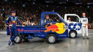 Red Bull ¡Y los conductores AlphaTauri contra el programa de juegos japonés WILD!