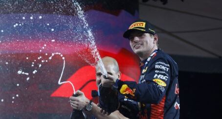F1 Geschiedenis herschreven: Verstappens dominante seizoen eindigt met Abu Dhabi-triomf