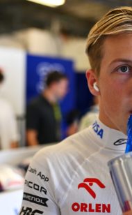 Лоусон улыбается, когда Red Bull Объявление о Пересе Ниарсе
