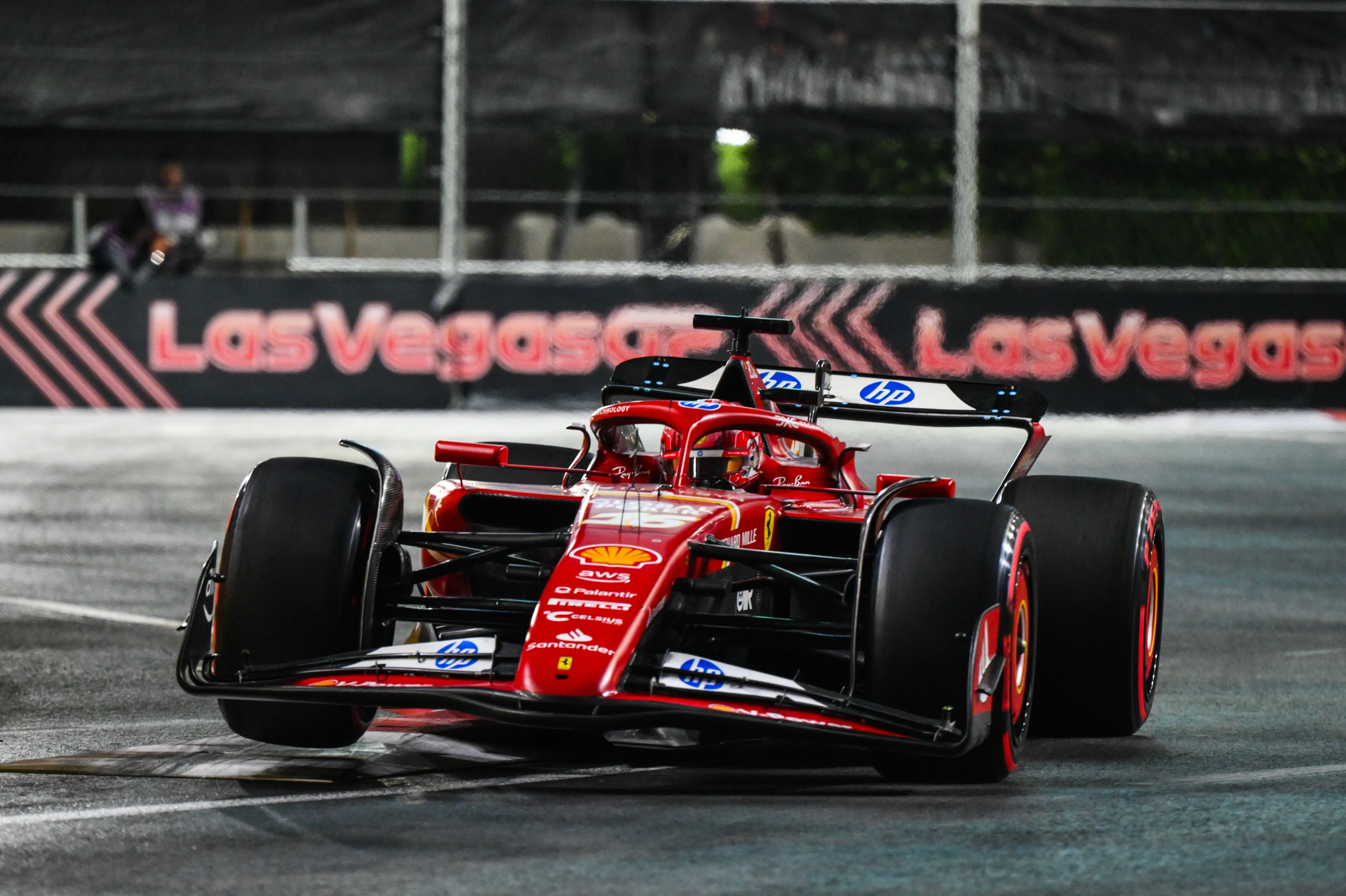 フェラーリ、2025年シーズン開幕に先立ちハミルトンのXNUMX月