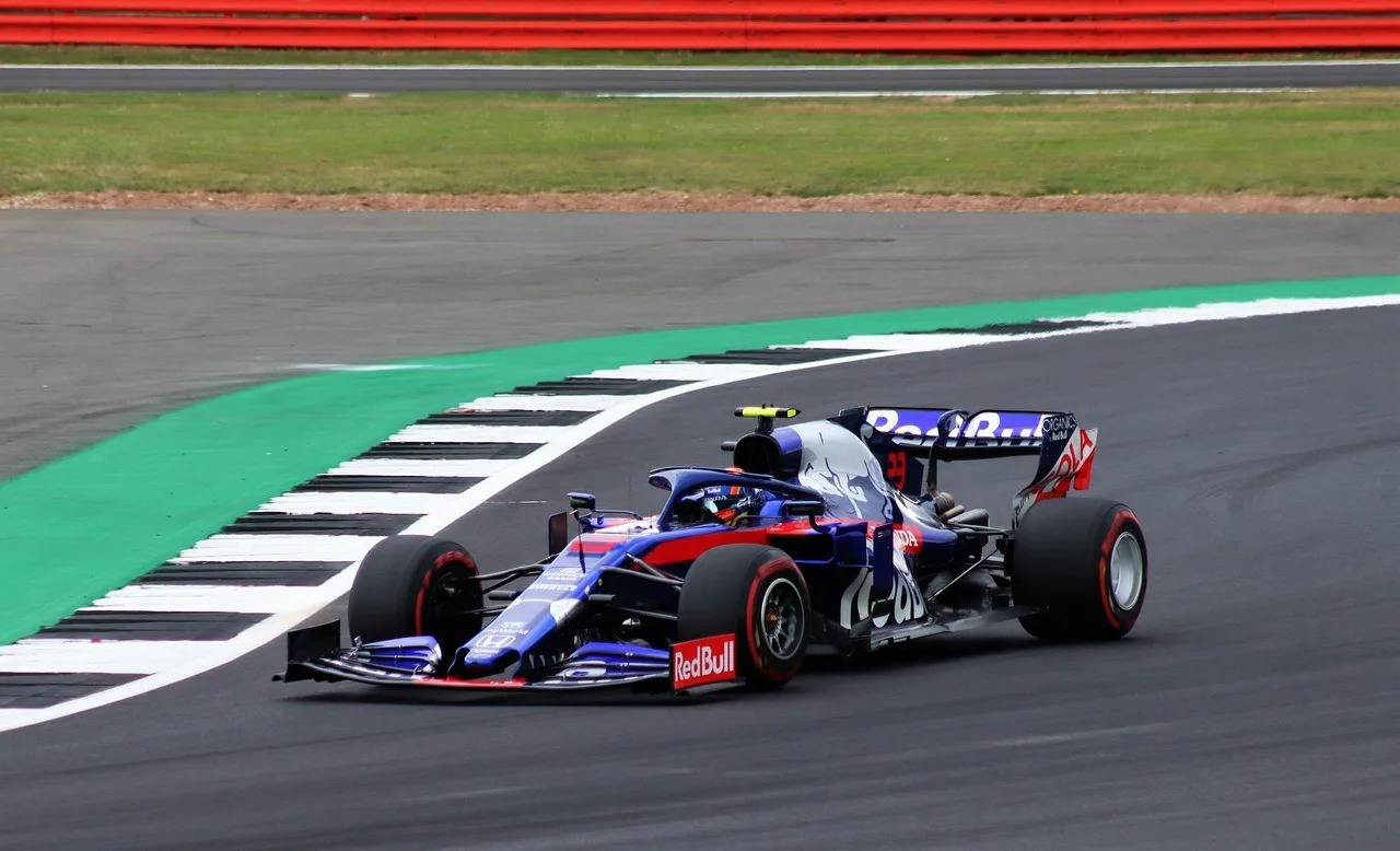 ピンバッジ・アイルトンセナF1ドライバー車レースS◇フランス