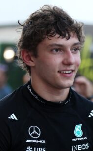 Antonelli descarta rumores sobre a Ferrari e discute objetivos futuros com a Mercedes.